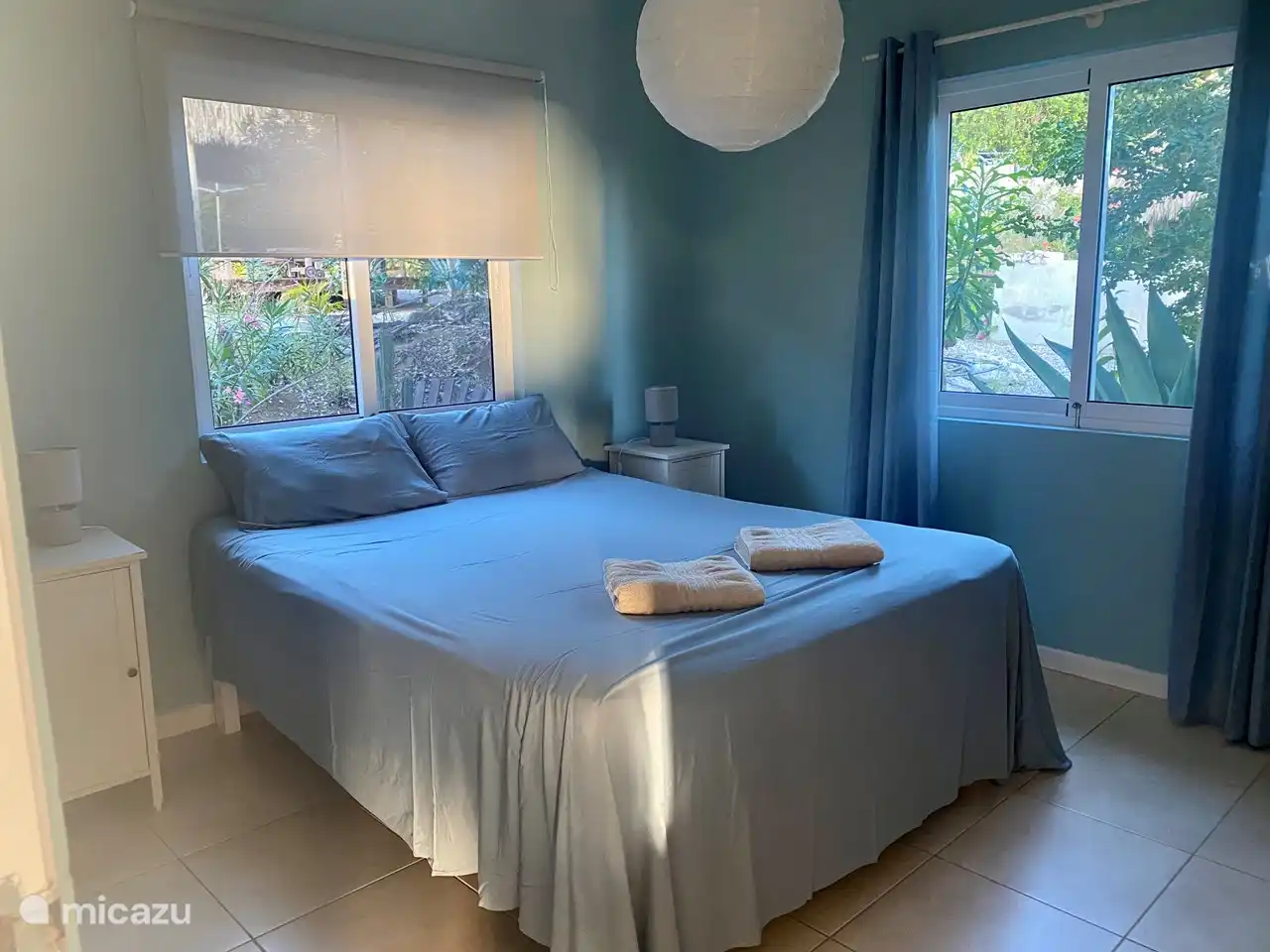 Hauptschlafzimmer mit Badezimmer, Klimaanlage und großer Kommode. Boxspringbett 160 x 200, Bett auf hohen Beinen, Koffer unterstellbar