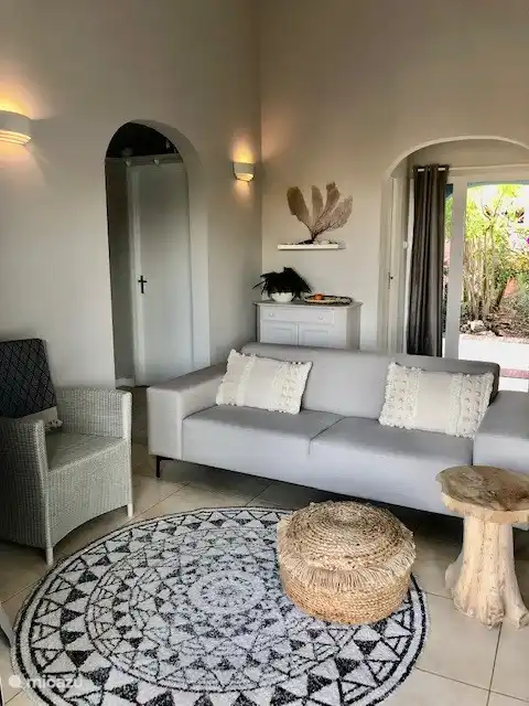 Wohnzimmer mit einem schönen Sofa.