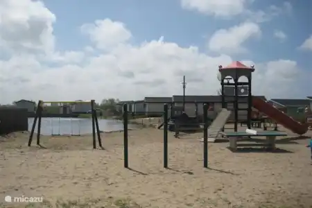 Vakantiehuis Nederland, Noord-Holland, Egmond aan den Hoef chalet Chalet Egmond a/d Hoef speeltuin aan zwemvijver
