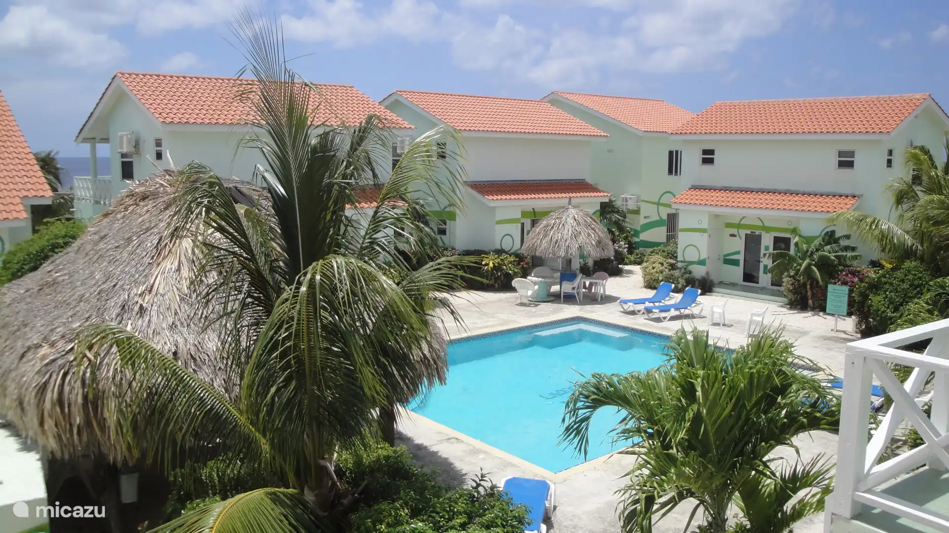 Schwimmbad von der Wohnung aus gesehen