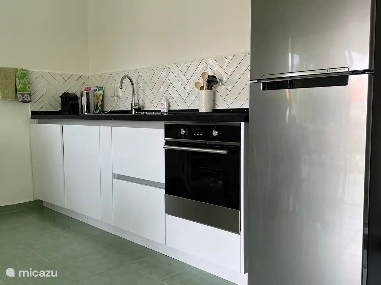 Warmwasser, Induktionsherd, Backofen und Geschirrspüler 