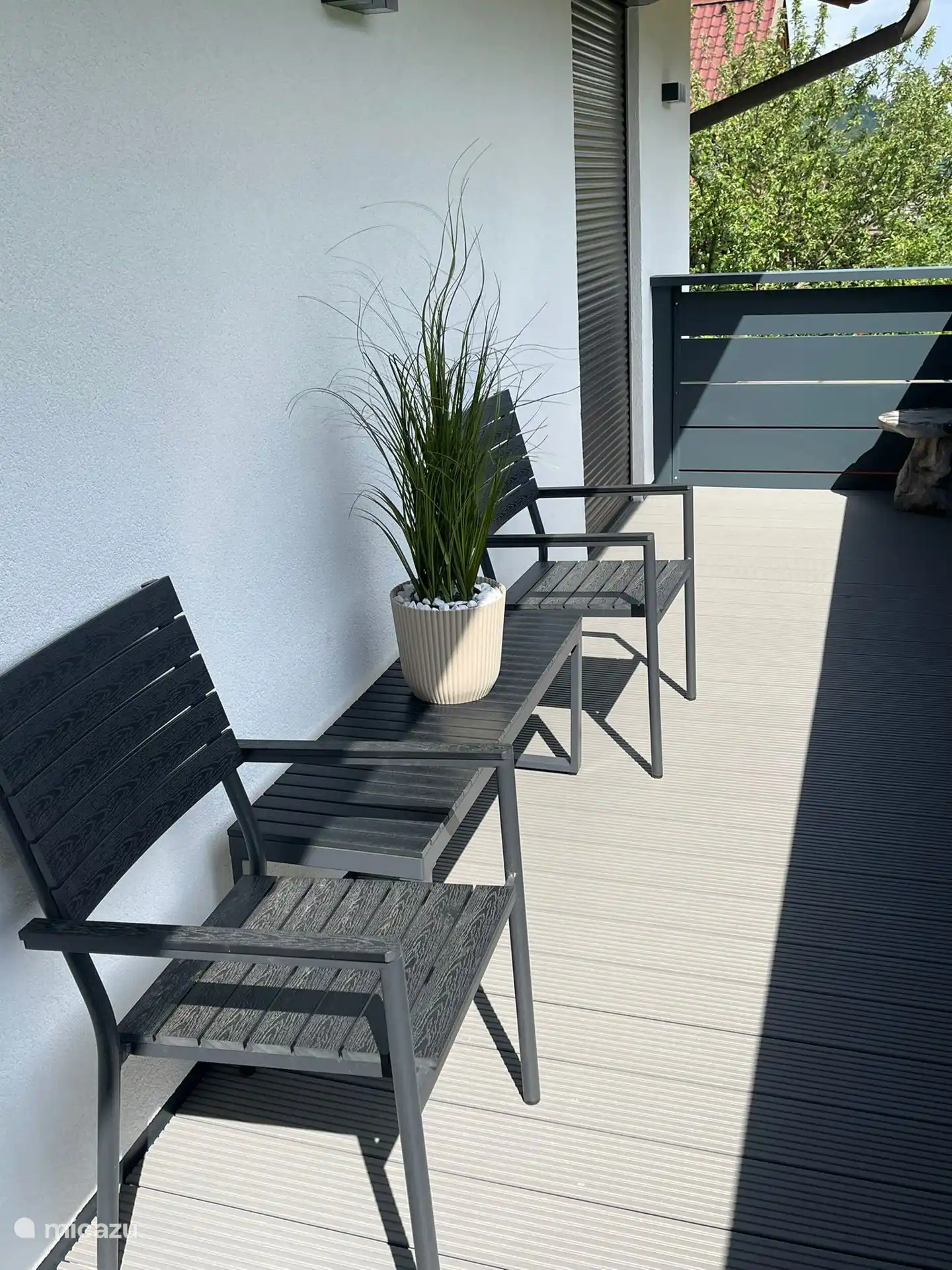 Large balcony with views to the mountains and the slopes