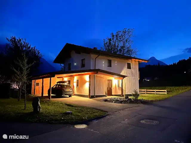 Chalet Giusto aan de Piste 6 pers. huren in Oostenrijk, Karinthië, Kötschach-Mauthen - villa Chalet Giusto bij schemer
