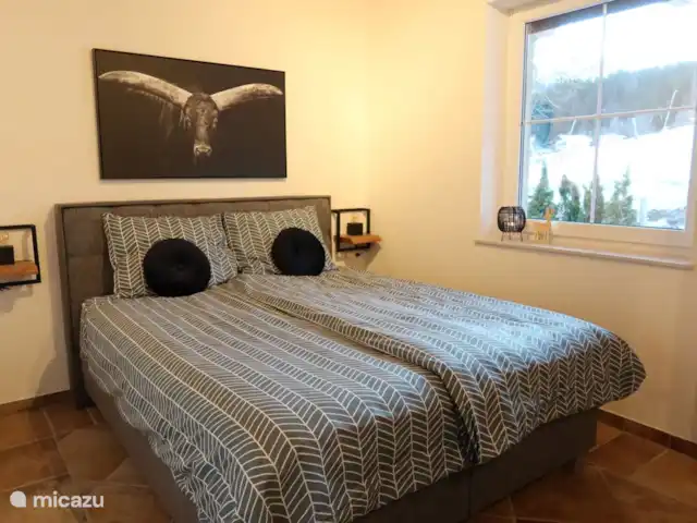 Chalet Giusto aan de Piste 6 pers. huren in Oostenrijk, Karinthië, Kötschach-Mauthen - villa Slaapkamer 2 voorzien van een 2 persoons bed en uitzicht op de piste