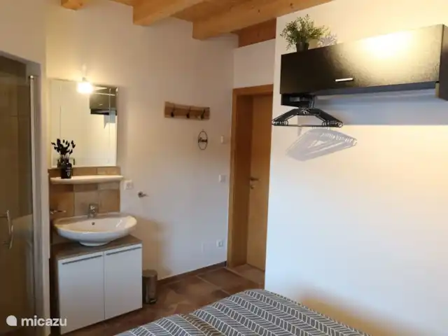 Chalet Giusto aan de Piste 6 pers. huren in Oostenrijk, Karinthië, Kötschach-Mauthen - villa Slaapkamer 2 met eigen douche en een wasgelegenheid