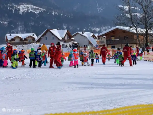 Chalet Giusto aan de Piste 6 pers. huren in Oostenrijk, Karinthië, Kötschach-Mauthen - villa Kinderen hand in hand opwarmen met muziek voordat de skilessen beginnen.