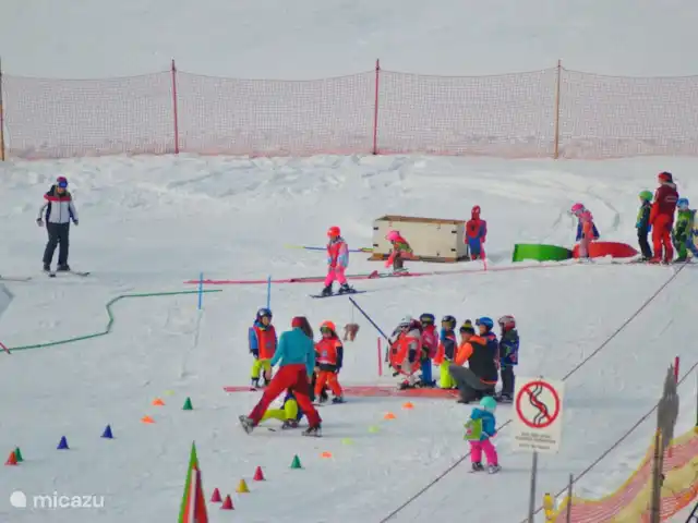 Chalet Giusto aan de Piste 6 pers. huren in Oostenrijk, Karinthië, Kötschach-Mauthen - villa Vanaf het balkon meekijken naar de kleintjes tijdens hun eerste skilessen