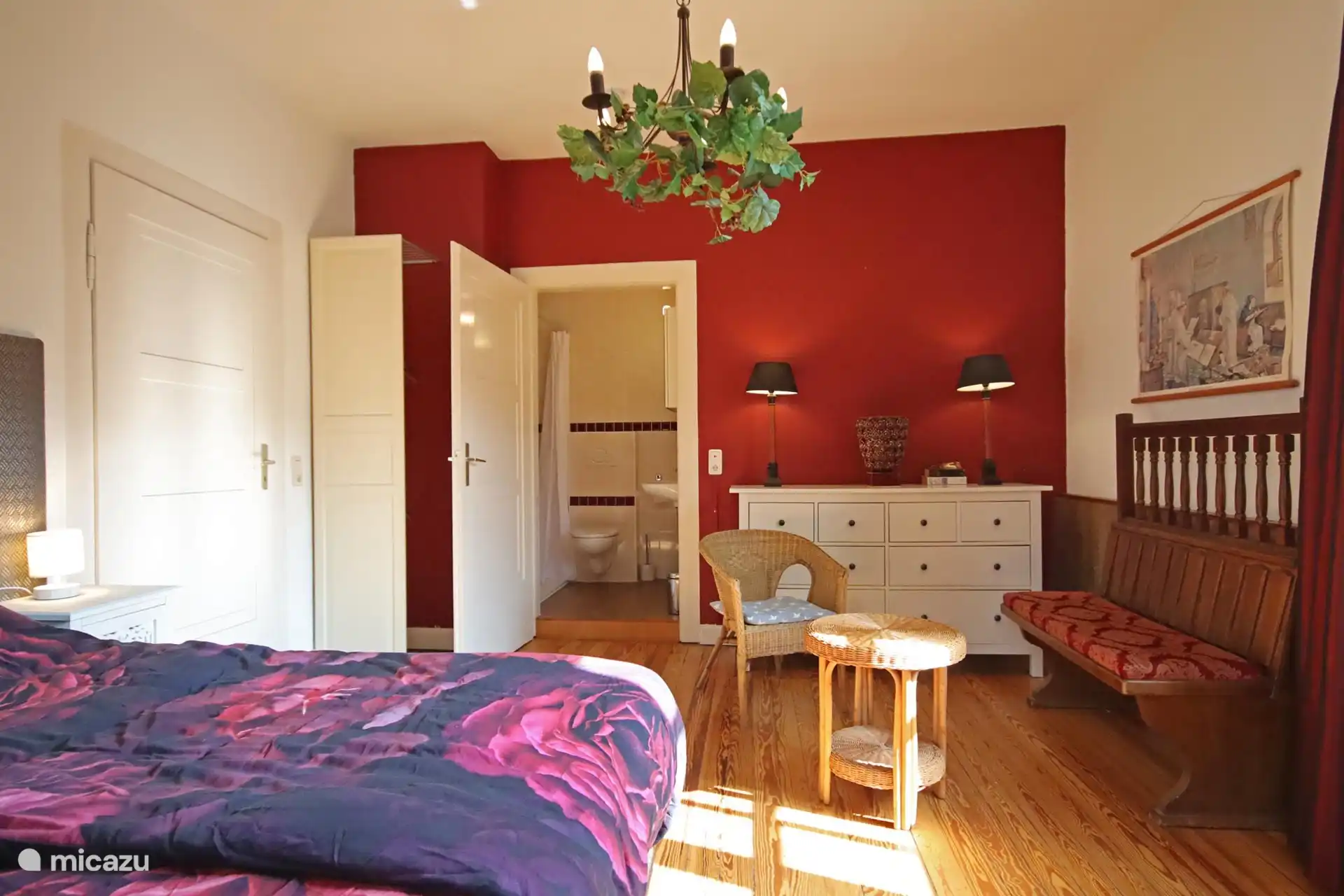 Habitaci&#243;n rosa con ba&#241;o.