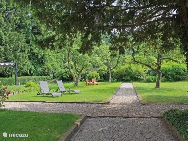 De Oude Pastorie huren in Duitsland, Eifel, Malberg - villa Ommuurde tuin