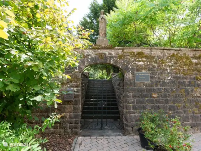 De Oude Pastorie huren in Duitsland, Eifel, Malberg - villa Vrouwe Maria waakt over de poort