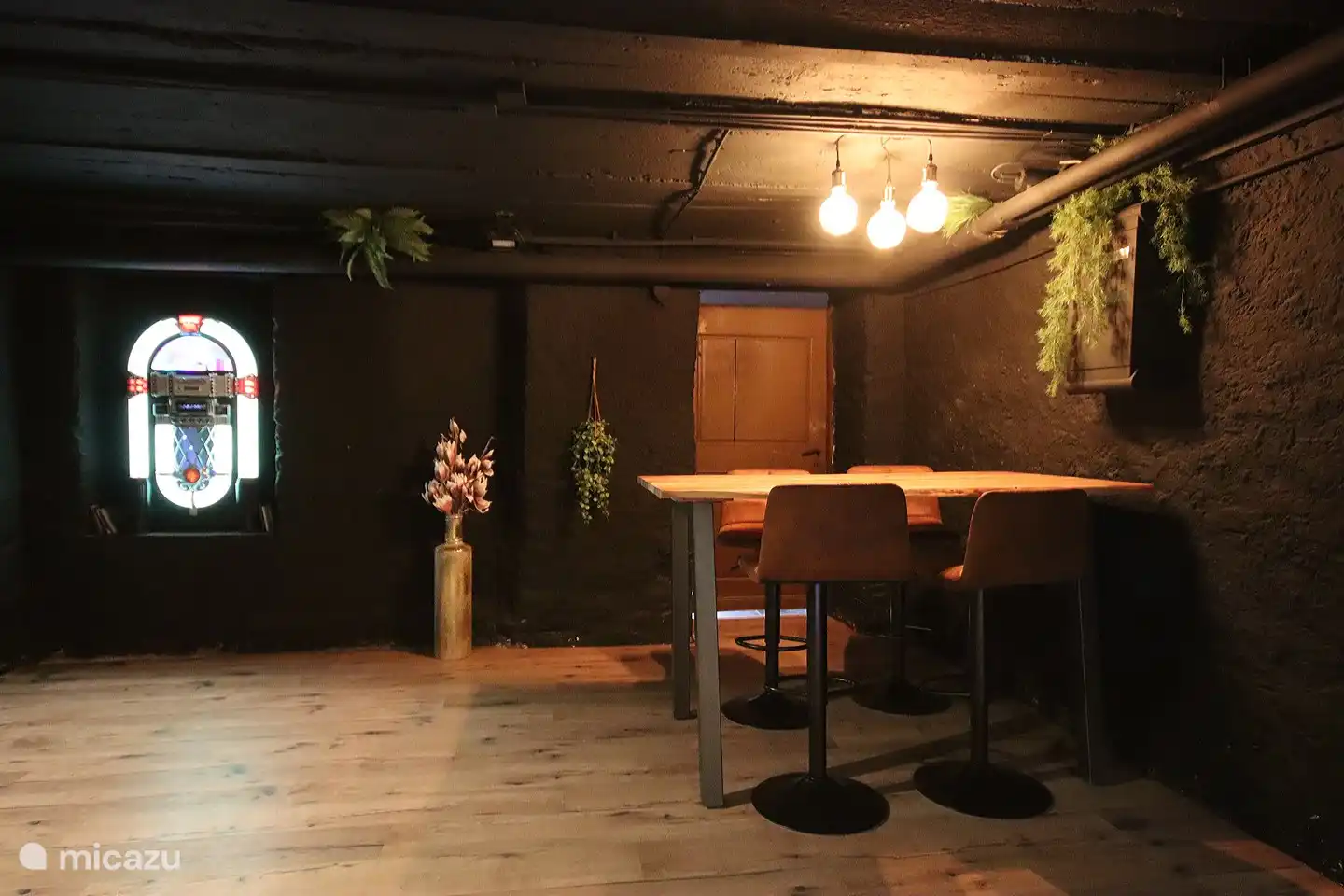 mesa de bar con jukebox