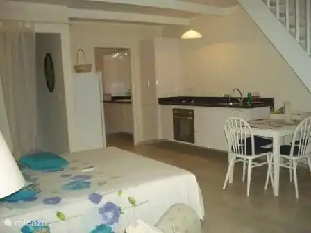 Studio Colina Dos avec kitchenette, accès à la salle de bain avec douche, lavabo et toilettes