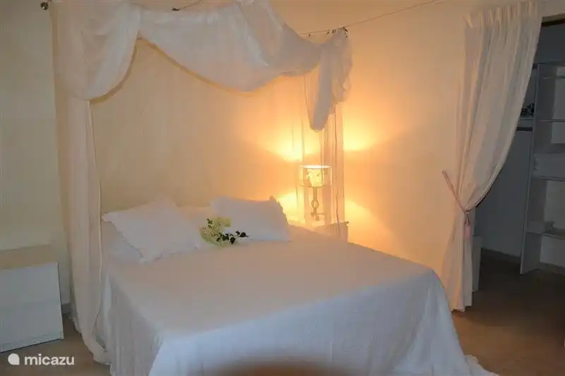 couchage 1 avec lit double et moustiquaire et dressing