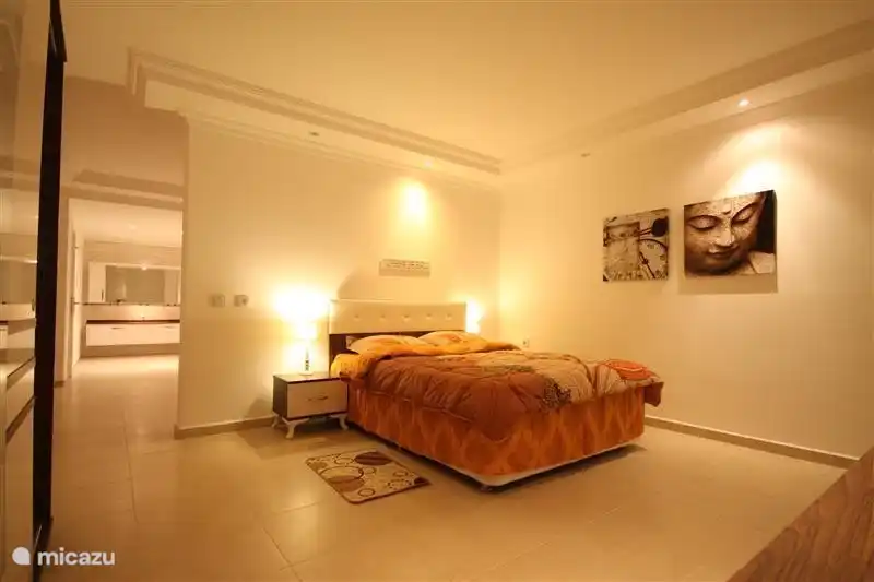 Dormitorio con baño de lujo