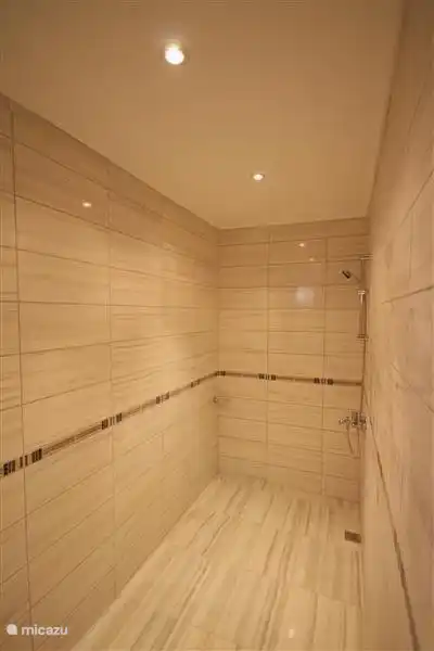 Dormitorio doble con ducha