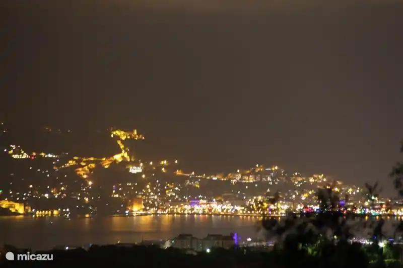 Vista de Alanya de noche