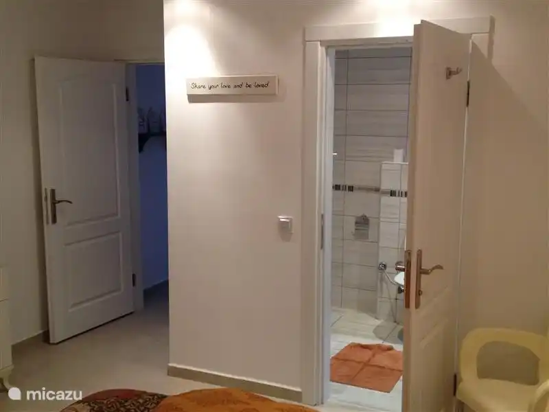 dormitorio con baño privado
