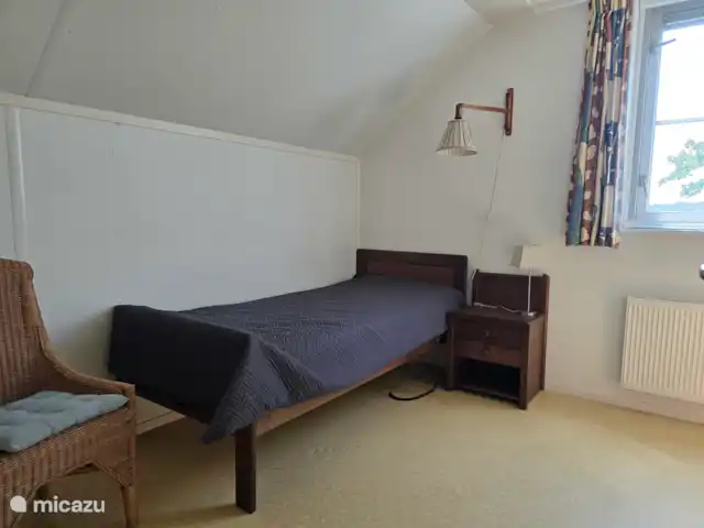 Appelscha 'De Griene Romte' en Países Bajos, Frise, Appelscha - casa vacacional Dormitorio en el primer piso en el suroeste con cama para 1 persona con fondo ajustable eléctricamente y amplio armario. Ventana de dormitorio con pantalla enrollable.