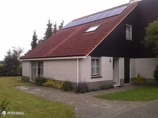 Appelscha 'De Griene Romte' en Países Bajos, Frise, Appelscha - casa vacacional Espaciosa casa de vacaciones verde con estacionamiento privado. Paneles solares para la generación de electricidad. Sombrilla en la ventana del salón.
Terraza en la parte trasera con vista despejada.