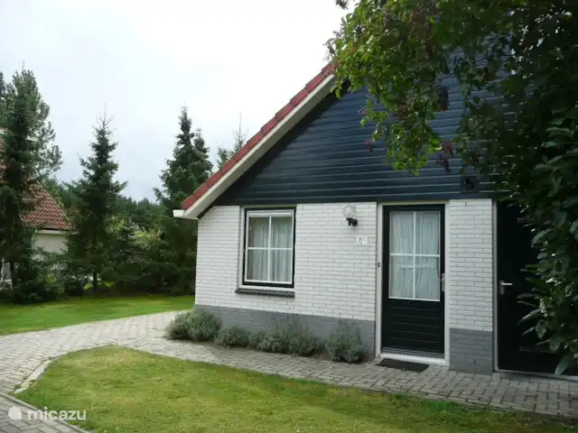 Appelscha 'De Griene Romte' en Países Bajos, Frise, Appelscha - casa vacacional Entrada de su casa de vacaciones con trastero separado (con lavadora, muebles de jardín, herramientas de jardín, etc.).