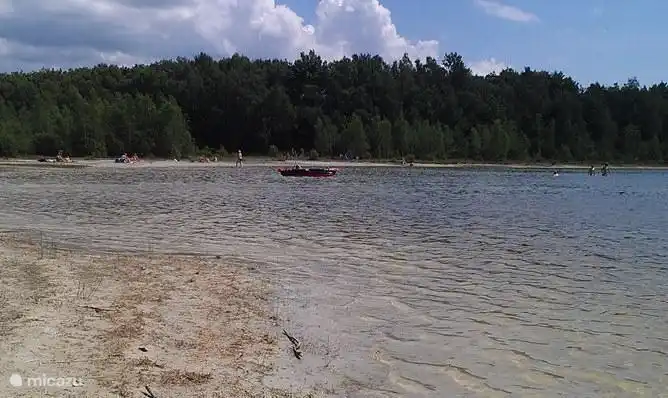 In Gehweite: der Kanada Lake.
Freier Zugang zu diesen wunderbaren Badesee zum Schwimmen oder pla) Segel.