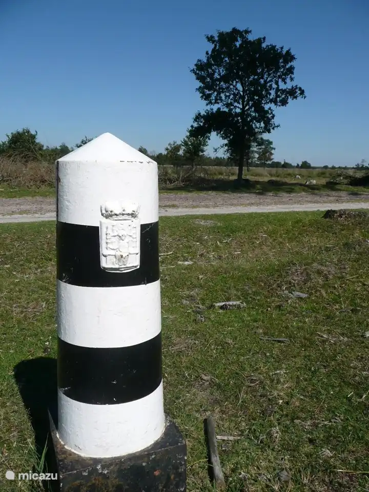 Grenzmarkierung zwischen den Provinzen Friesland und Drenthe im NP 't Drents-Friese Wold.