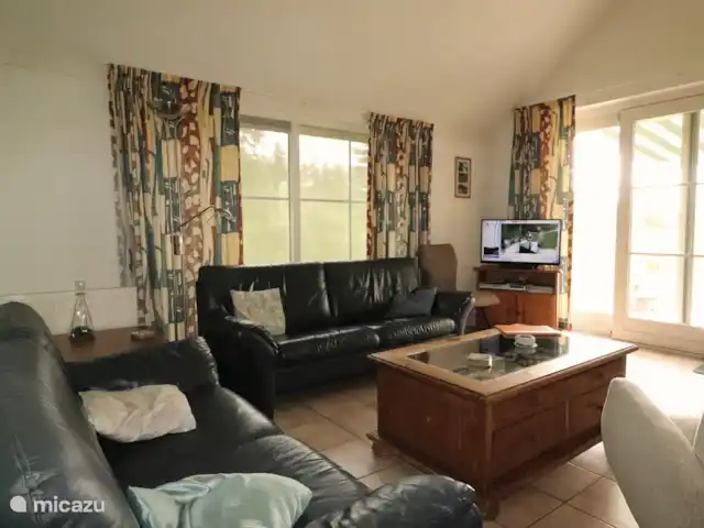 Appelscha 'De Griene Romte' en Países Bajos, Frise, Appelscha - casa vacacional Salón luminoso. Sofá de cuero y mesa de café con mucha información sobre posibilidades (recreativas). Wi-Fi gratis. Suelo de baldosas. A través de la puerta corredera a la terraza en S/W.
Ventana lateral parasol, terraza parasol abatible.