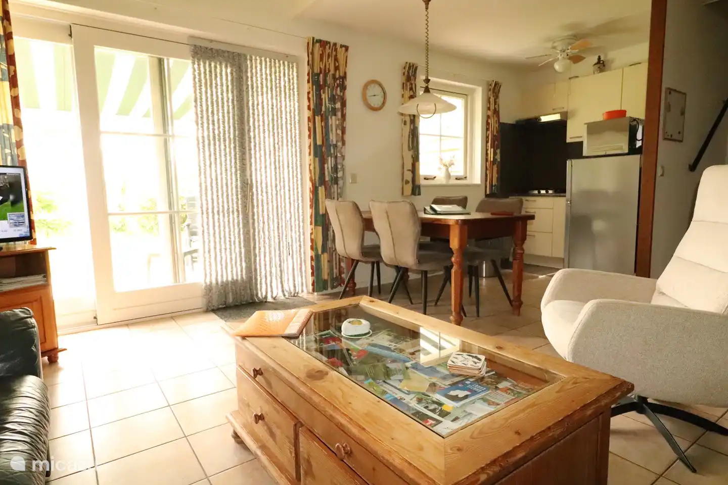 Essbereich für 6 Personen. Fliesenboden.