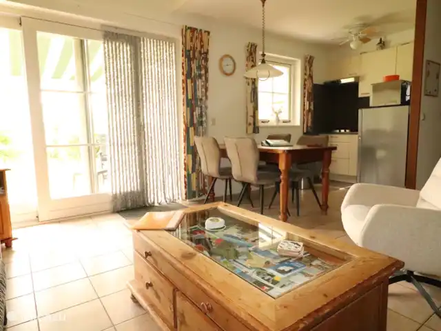 Appelscha 'De Griene Romte' en Países Bajos, Frise, Appelscha - casa vacacional Comedor para 6 personas. Suelo de baldosas.