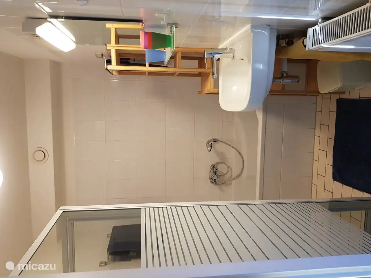 Beheiztes Badezimmer. Enthält eine Badewanne mit Handbrause, ein separates Duschbad (niedriger Einstieg) und ein Waschbecken.