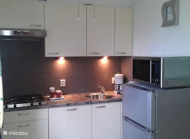 Großzügig ausgestattete Küche mit großem Kühlschrank, Gefrierschrank, Geschirrspüler, extra großen Herd, usw.