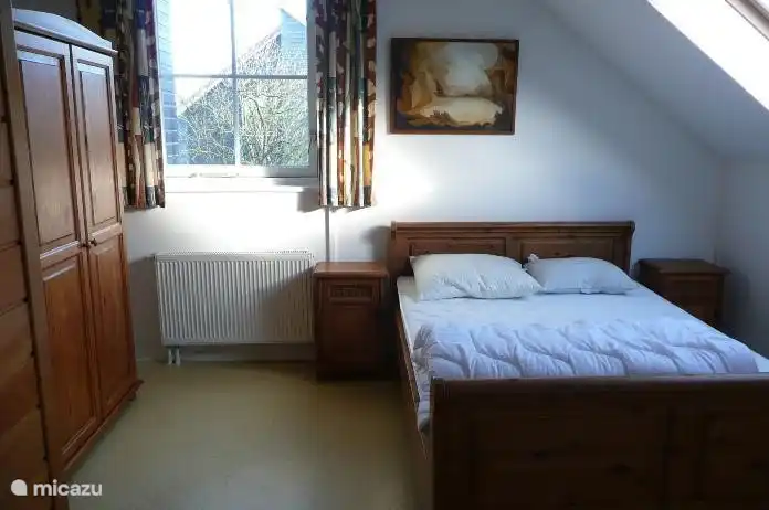 Schlafzimmer im Landhausstil mit einem Doppelbett 140 x 200 im ersten Stock im Nordosten. Fenster mit Insektenschutz gegen Fliegen.