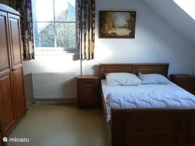 Appelscha 'De Griene Romte' en Países Bajos, Frise, Appelscha - casa vacacional Dormitorio rural amueblado con cama doble 140 x 200 en el primer piso en el lado noreste. Ventana con pantalla enrollable contra moscas.