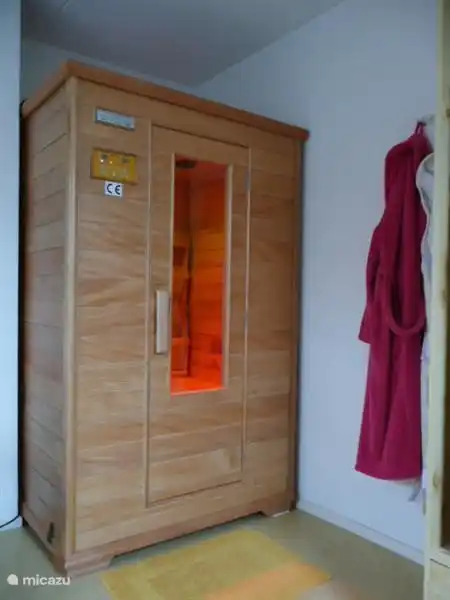 Wohlbefinden! Entspannen Sie sich nach einem Tag im Freien bei entspannender Musik in der Infrarotsauna im Haus.