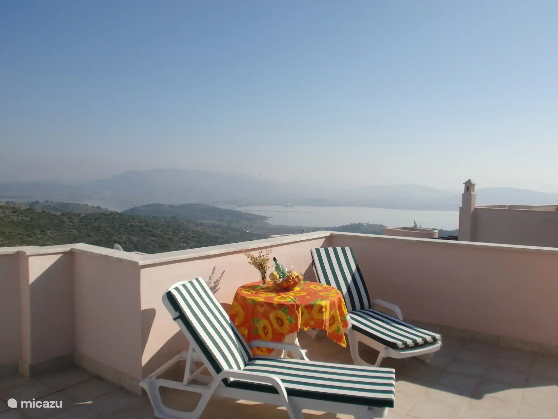 Schöne Dachterrasse mit viel Privatsphäre zum Sonnenbaden.