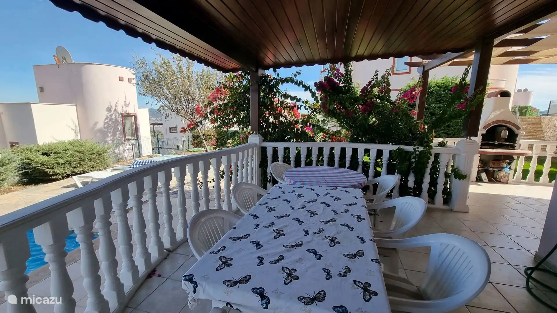 Terrasse mit Dach. Köstlich in den heißen Sommermonaten und auch, wenn es nach der Saison etwas kühler sein kann.