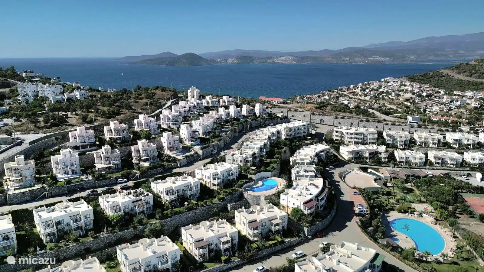 Garten am See. Ein paar Minuten vom Meer entfernt. Nisus 5 befindet sich in der obersten Reihe mit weitem Blick und viel Privatsphäre.