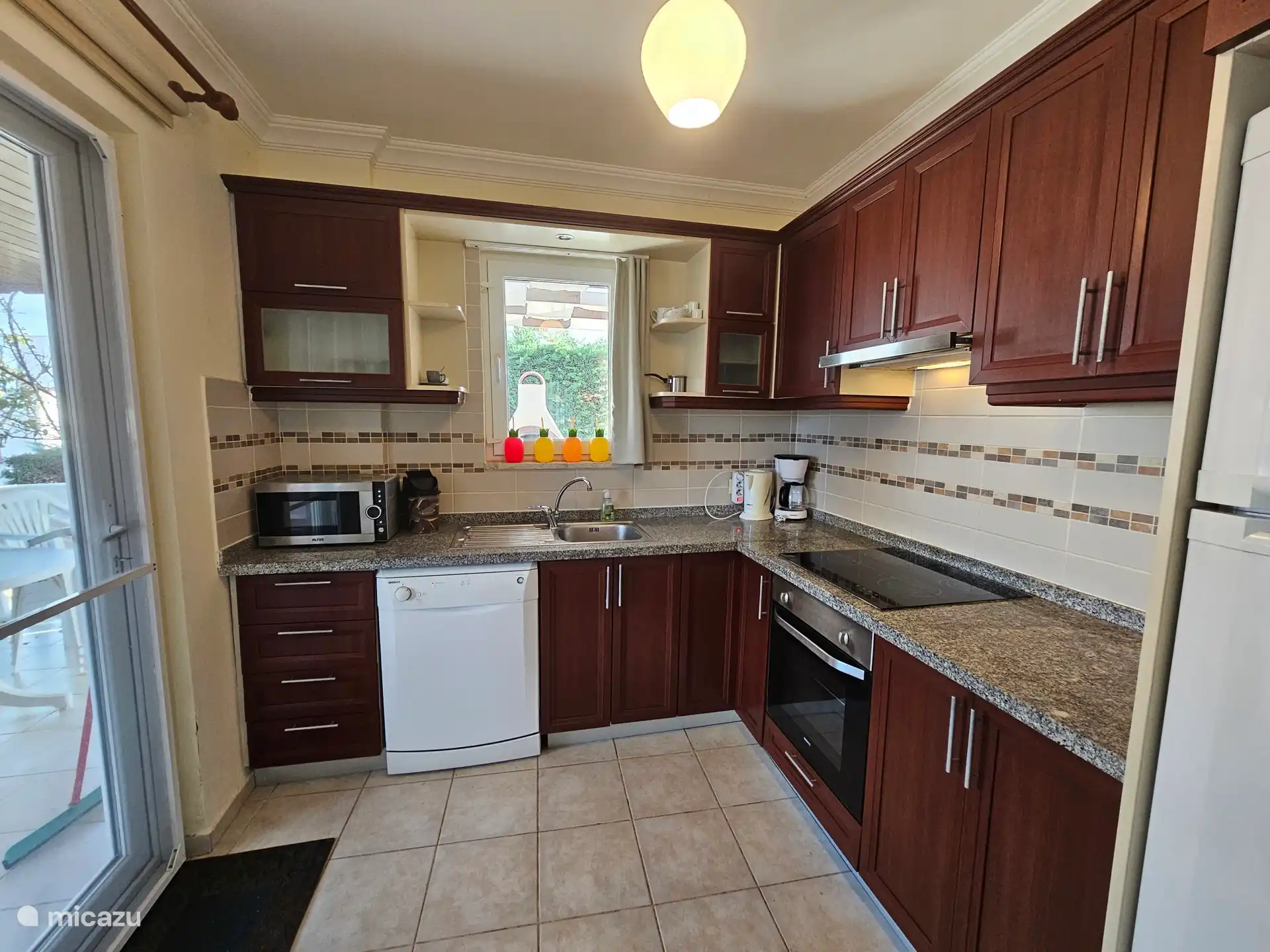 Voll ausgestattete Küche.