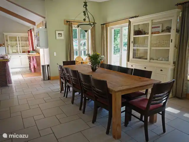 Maison Le Bip | France, Haute-Vienne, Saint-Sulpice-les-Feuilles - villa Salle à manger pour 12 personnes, 2 chaises hautes à disposition. Cuisine spacieusement équipée avec plaques électriques, lave-vaisselle, micro-ondes combiné.