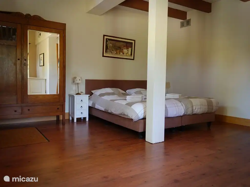 Chambres spacieuses avec lits doubles, également pour personnes de grande taille.