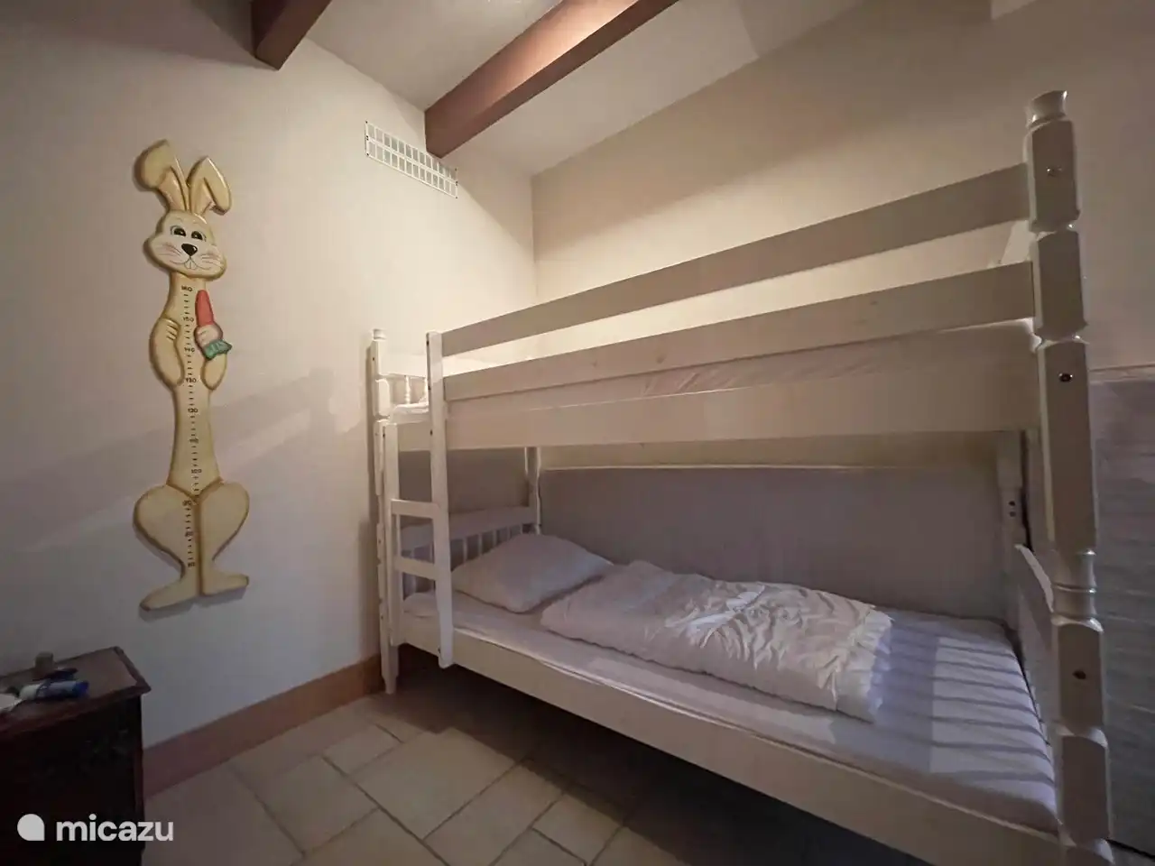 Un lit superposé dans la chambre des enfants (jeux)