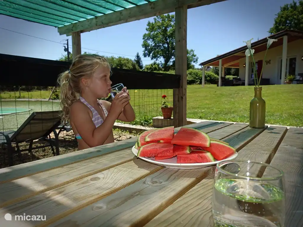 Par une chaude journée, il est bon de supporter sous l'espace extérieur couvert.