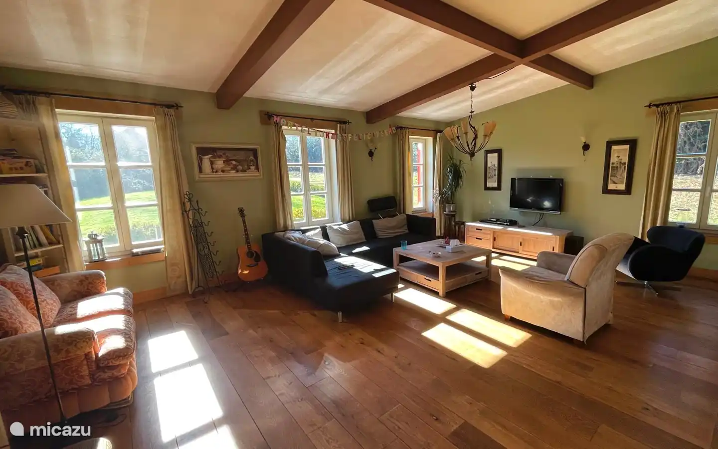 Le salon est équipé d'une télévision Internet avec de nombreuses chaînes internationales et d'une Xbox pour les enfants. Il existe également un Chromecast pour que votre propre série puisse être diffusée en streaming.