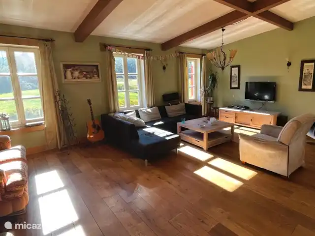 Maison Le Bip | France, Haute-Vienne, Saint-Sulpice-les-Feuilles - villa Le salon est équipé d'une télévision Internet avec de nombreuses chaînes internationales et d'une Xbox pour les enfants. Il existe également un Chromecast pour que votre propre série puisse être diffusée en streaming.