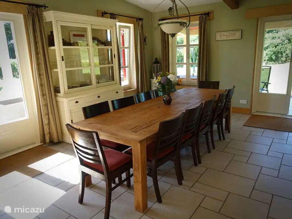 Salle à manger pour 12 personnes, 2 chaises hautes à disposition.