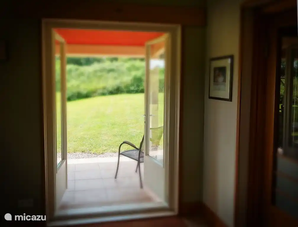 Vue de la salle à manger sur le jardin.