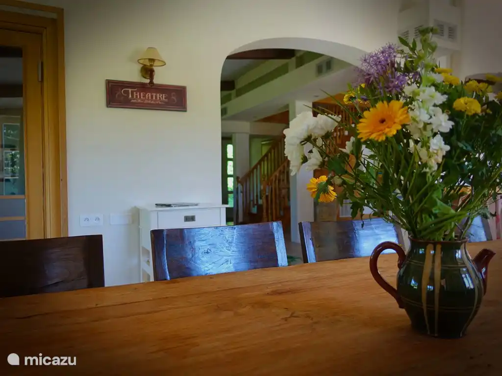 Vue de la salle à manger au salon.
