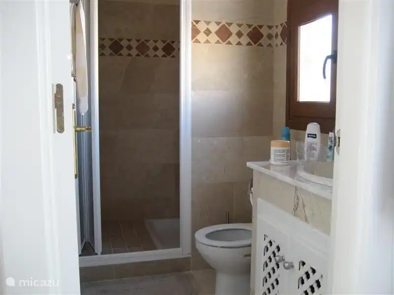 La salle de bain 2 a une douche, des toilettes et un meuble vasque. Également équipé d'un radiateur à 3 positions pour la période hivernale.