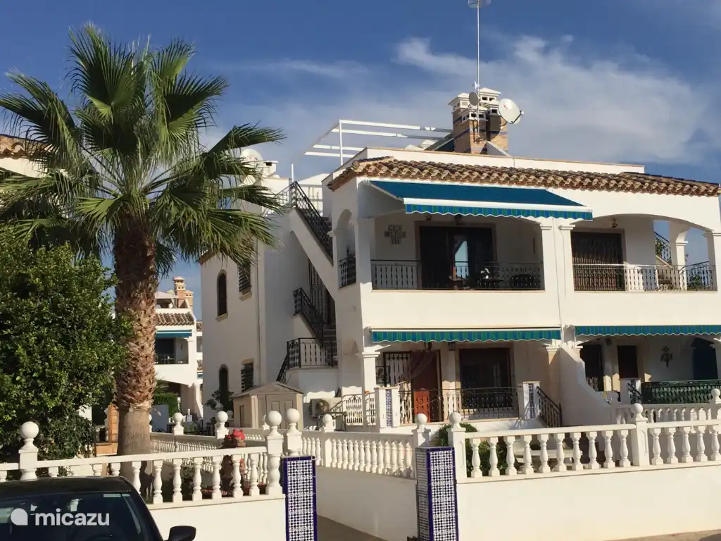 Voici la vue de face de l'appartement, équipé d'un store qui peut être actionné au moyen d'une télécommande.
Ceci est extrêmement utile pour les chaudes journées d'été en juillet et août.