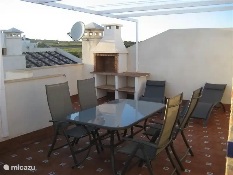 Le toit-terrasse ne mesure pas moins de 5x7 mètres et est équipé d'un barbecue, d'une table de jardin avec 4 chaises, de 2 transats et d'une douche extérieure.
Vous pouvez également étendre un auvent sur une partie de la terrasse pour échapper aux rayons du soleil si vous le souhaitez.